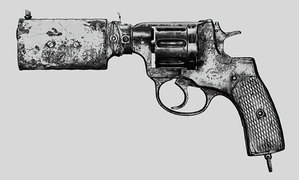 Револьвер Nagant M1895 Silencer в Hunt: Showdown. Изображение из "Книги оружия"